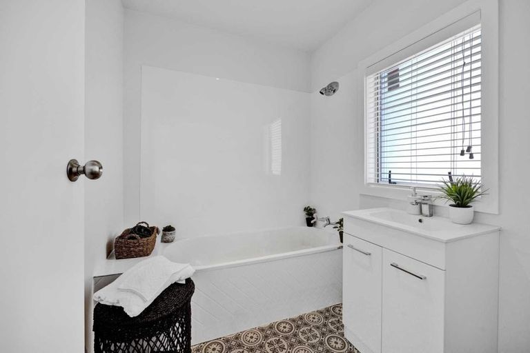 Photo of property in 38c Breakwater Road, Moturoa, New Plymouth, 4310