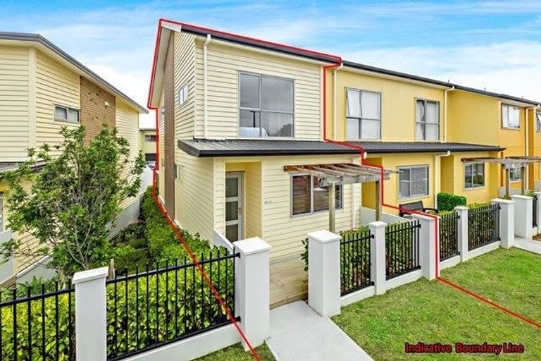 Photo of property in 28/11 Ray Small Drive, Papakura, 2110