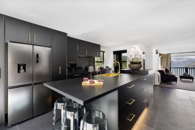 Photo of property in 13 Caples Place, Fernhill, Queenstown, 9300