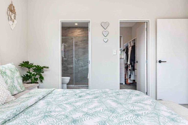 Photo of property in 16 Sir Lincoln Drive, Kumeu, 0810