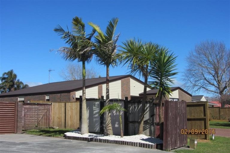 Photo of property in 2 Framalda Place, Conifer Grove, Takanini, 2112