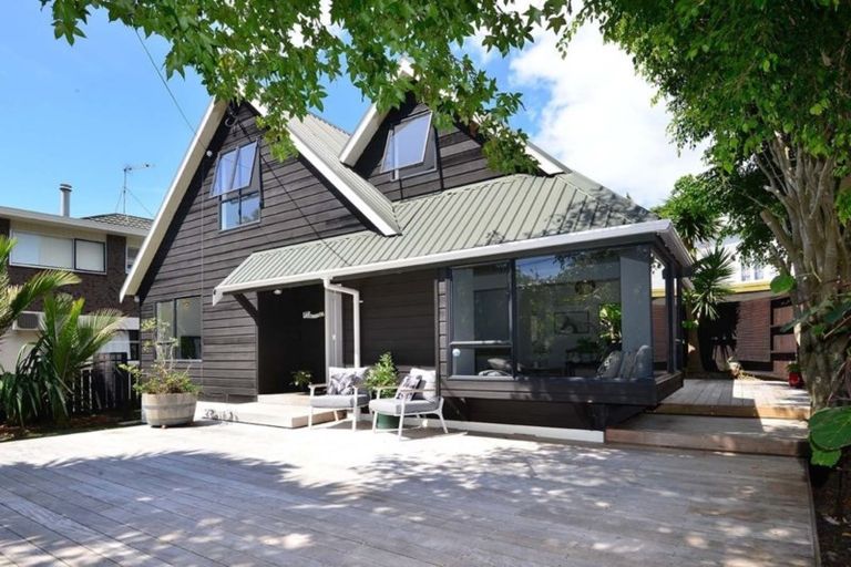 Photo of property in 2/26 Sandown Road, Rothesay Bay, Auckland, 0630