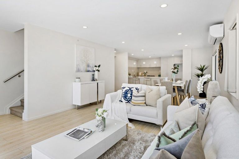 Photo of property in 17 Sunshine Boulevard, Sunnyvale, Auckland, 0612