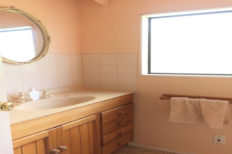 Photo of property in 28 Goldfinch Rise, Unsworth Heights, Auckland, 0632