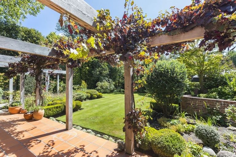 Photo of property in 87 Avonhead Road, Avonhead, Christchurch, 8042