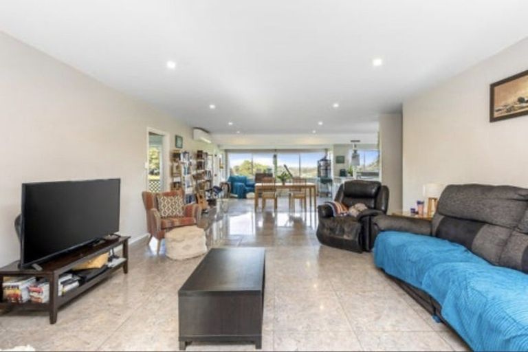 Photo of property in 49 Tawa Road, Kumeu, 0891