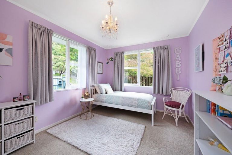 Photo of property in 4 Bishops Glen, Tawa, Wellington, 5028