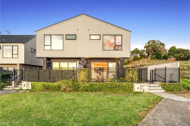 Photo of property in 13 Maureen Close, East Tamaki Heights, Auckland, 2016