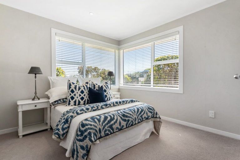 Photo of property in 15 Pickwick Parade, Mellons Bay, Auckland, 2014