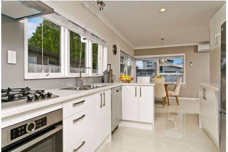 Photo of property in 9 Blakeborough Drive, Forrest Hill, Auckland, 0620