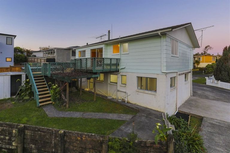 Photo of property in 37 Vina Place, Massey, Auckland, 0614