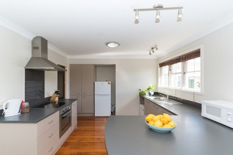 Photo of property in 2 Surrey Crescent, Hokowhitu, Palmerston North, 4410