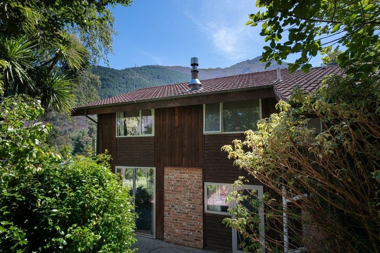 Photo of property in 16 Mckerrow Place, Sunshine Bay, Queenstown, 9300