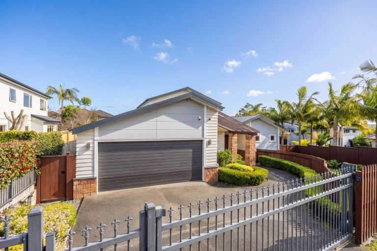 Photo of property in 39 Scarlet Oak Drive, Schnapper Rock, Auckland, 0632