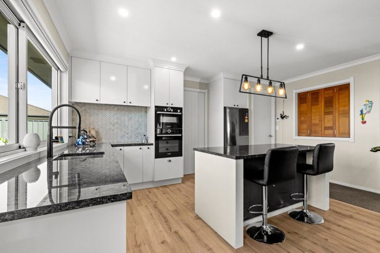 Photo of property in 17 Rakaia Way, Poraiti, Napier, 4112