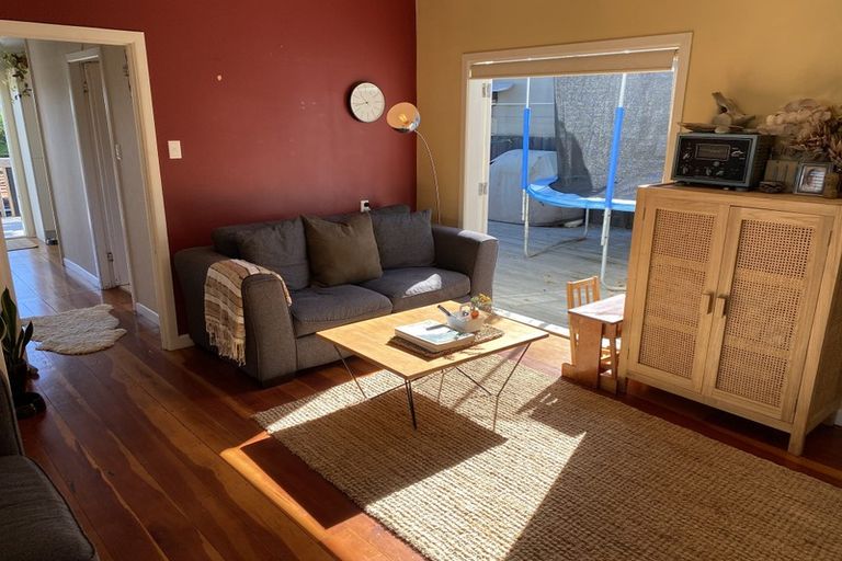 Photo of property in 1/130 Sunset Road, Unsworth Heights, Auckland, 0632