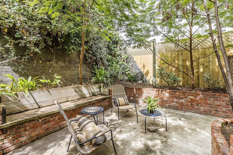 Photo of property in 320 Oriental Parade, Oriental Bay, Wellington, 6011