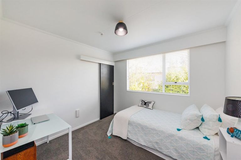 Photo of property in 17 Palliser Place, Milson, Palmerston North, 4414