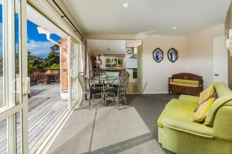 Photo of property in 2 Kittiwake Drive, Schnapper Rock, Auckland, 0632