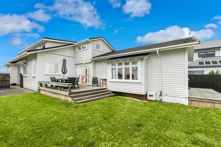 Photo of property in 24 Sulphur Beach Road, Northcote Point, Auckland, 0627