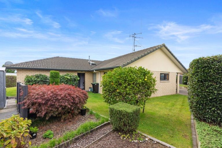Photo of property in 2 Burnt Oak Drive, Pyes Pa, Tauranga, 3112