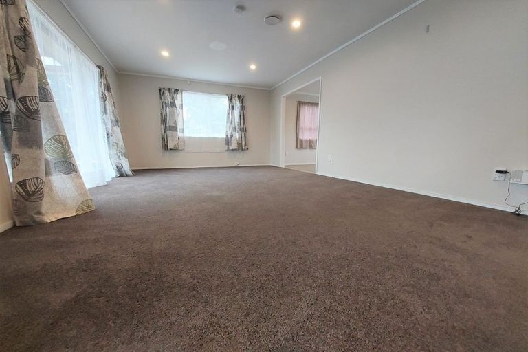 Photo of property in 111 Kemp Road, Massey, Auckland, 0614