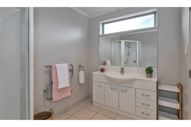 Photo of property in 5 Endeavour Place, One Tree Point, 0118