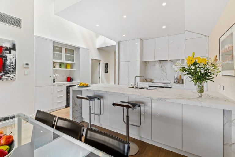 Photo of property in 2d/2 Queens Parade, Devonport, Auckland, 0624