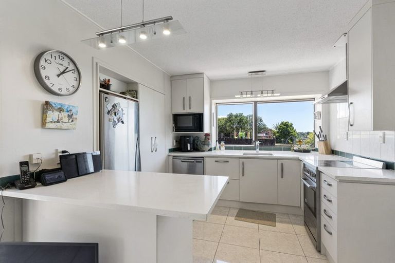 Photo of property in 14 Cyclades Place, Shelly Park, Auckland, 2014