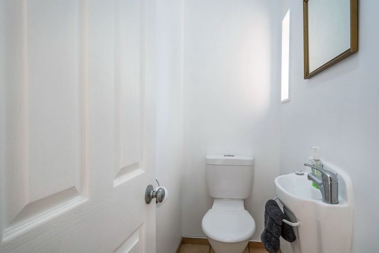 Photo of property in 774a East Coast Road, Oteha, Auckland, 0630