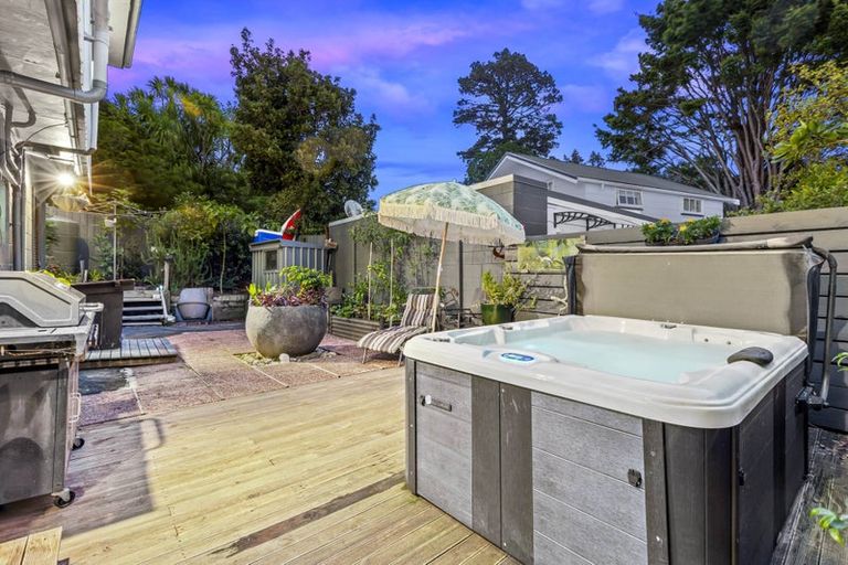 Photo of property in 2/10 Abbeygate Street, Birkdale, Auckland, 0626