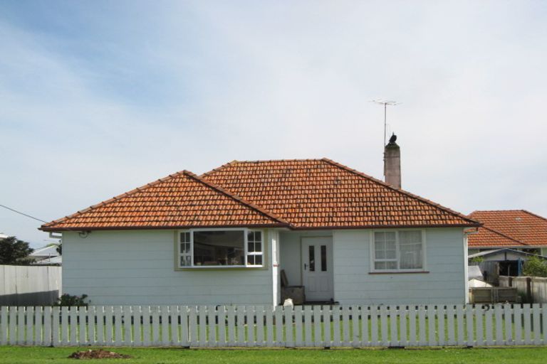 Photo of property in 18 Pratt Street, Waitara, 4320