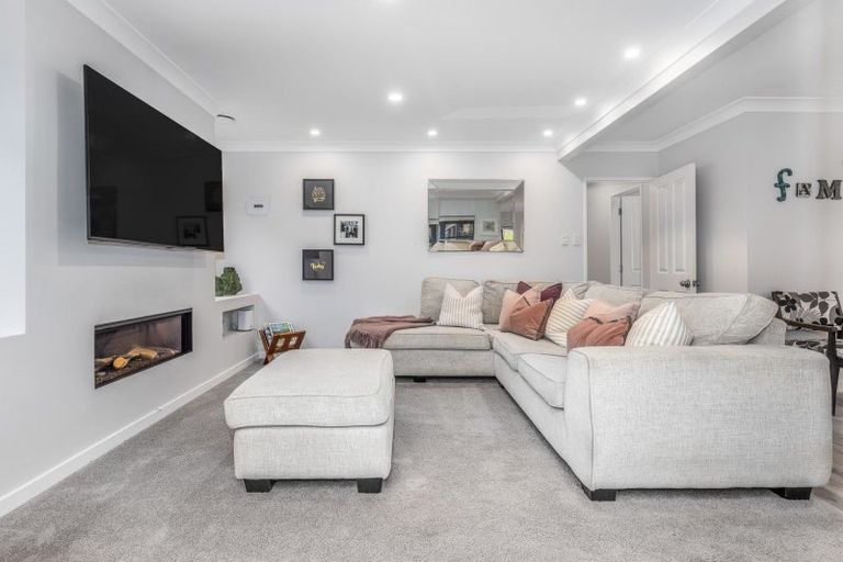 Photo of property in 25 Kilkelly Close, Tawa, Wellington, 5028