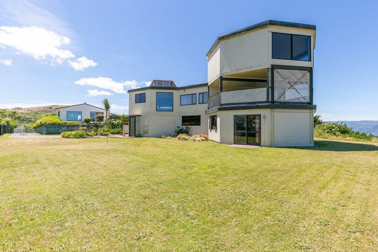 Photo of property in 20 Sunhaven Drive, Newlands, Wellington, 6037