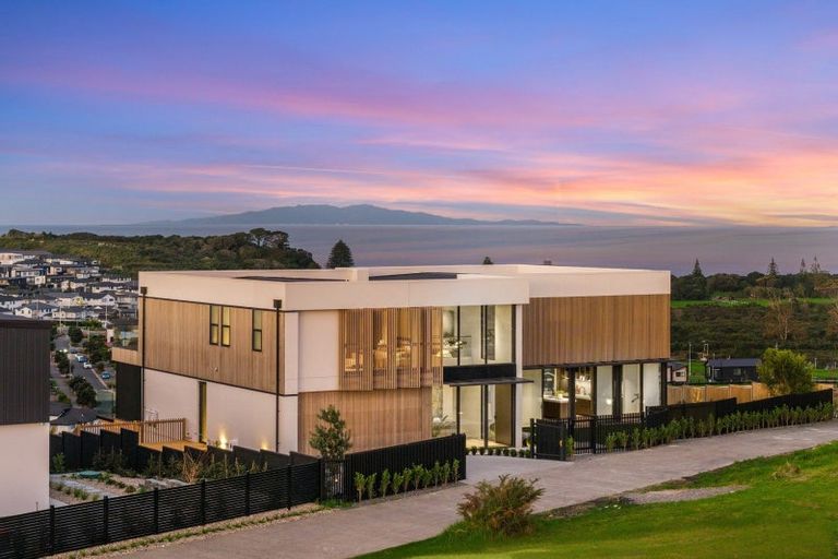 Photo of property in 15 Ridgelea Road, Long Bay, 0792