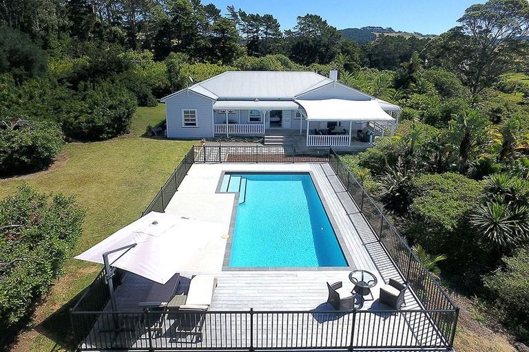 Photo of property in 940 South Head Road, South Head, Helensville, 0874