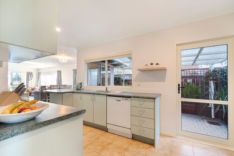 Photo of property in 37 Roys Road, Weymouth, Auckland, 2103