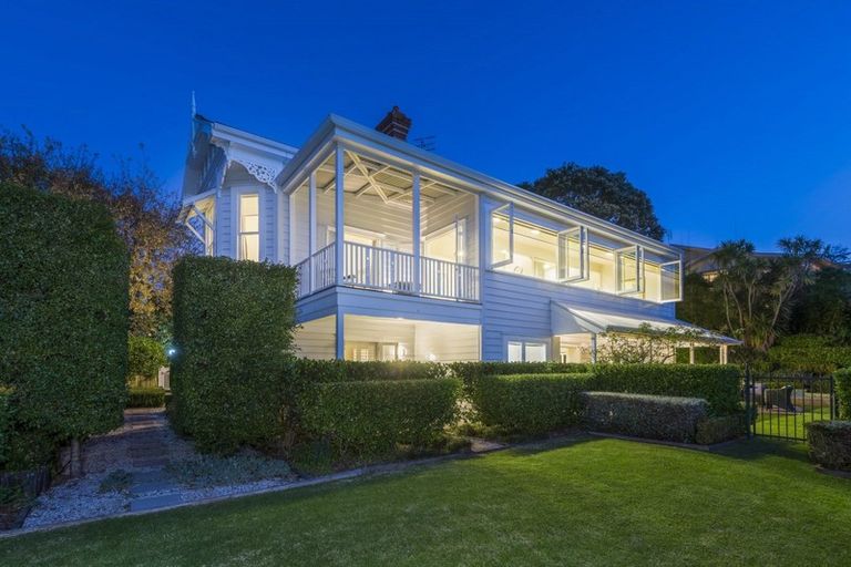 Photo of property in 28 Stanley Point Road, Stanley Point, Auckland, 0624