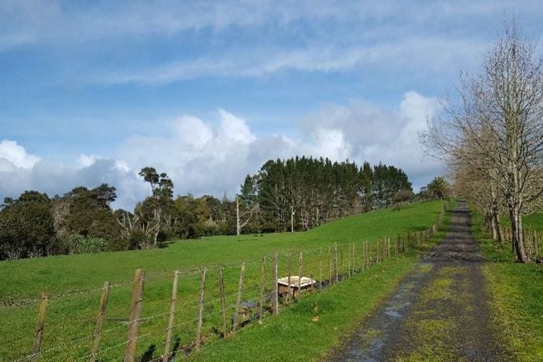 Photo of property in 400 Waitakere Road, Taupaki, Henderson, 0782