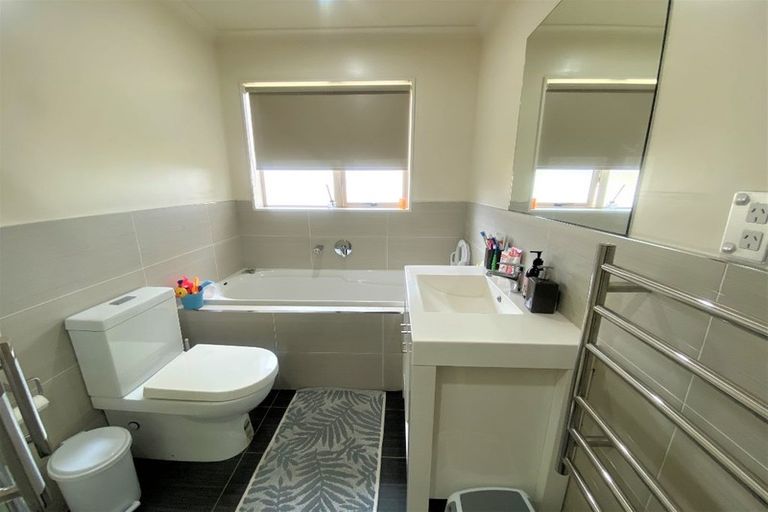 Photo of property in 106a Simpson Road, Henderson Valley, Auckland, 0614