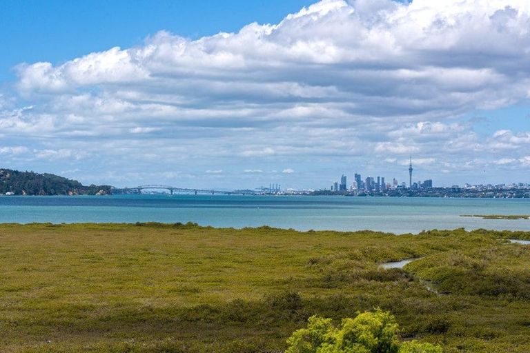 Photo of property in 33 Dawnhaven Drive, Te Atatu Peninsula, Auckland, 0610