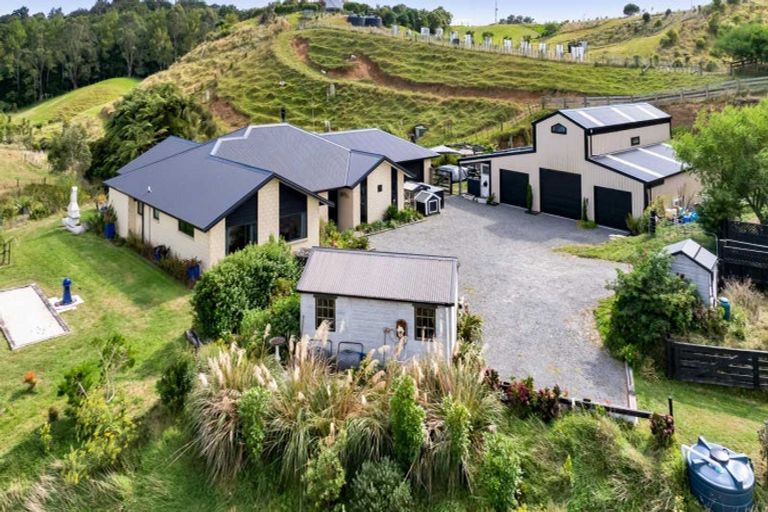 Photo of property in 2 Te Ara Karoiroa Road, Hurford, New Plymouth, 4374