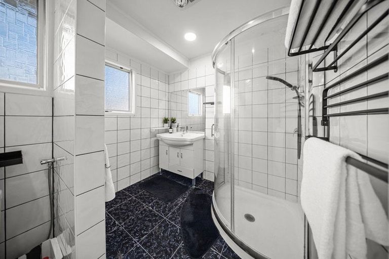 Photo of property in 21 Celeste Place, Totara Vale, Auckland, 0627