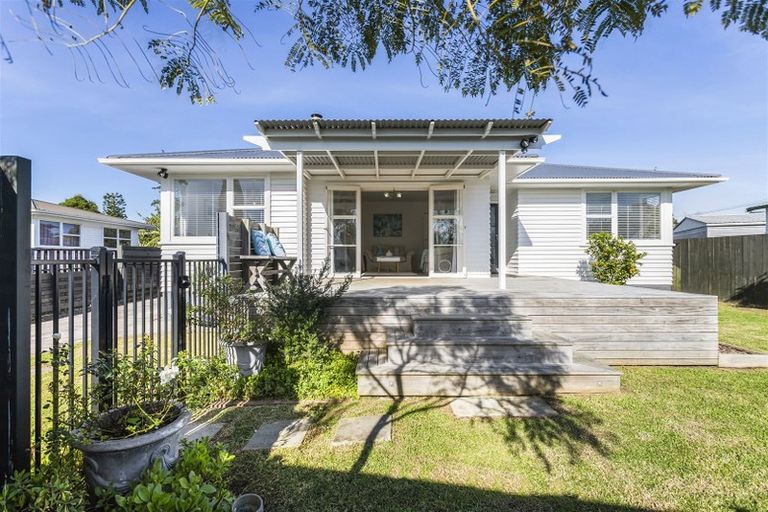 Photo of property in 3 Clinton Avenue, Te Atatu Peninsula, Auckland, 0610