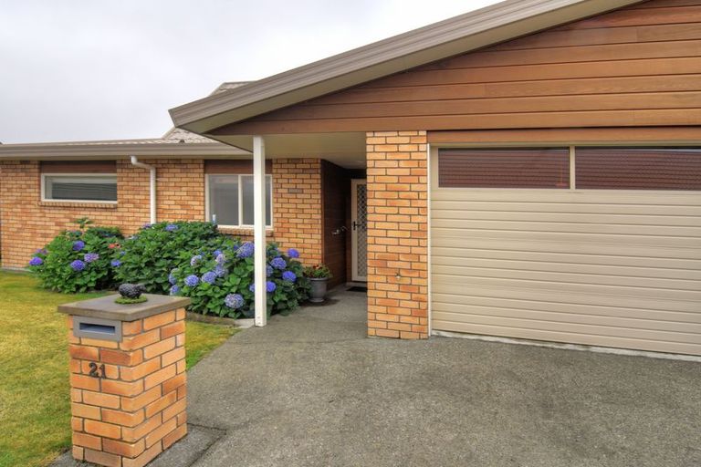 Photo of property in Holdsworth Villas, 21/2 William Donald Drive, Solway, Masterton, 5810