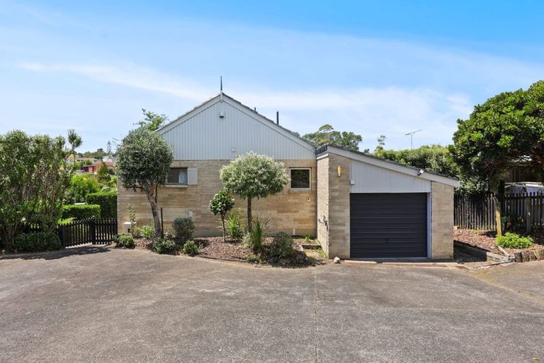 Photo of property in 2/30 Curacao Place, Half Moon Bay, Auckland, 2012