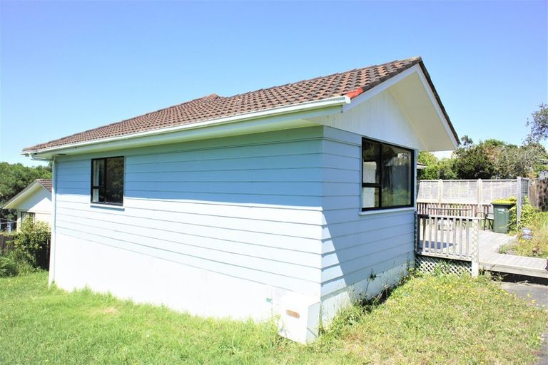 Photo of property in 26 Lambrown Drive, Totara Vale, Auckland, 0629