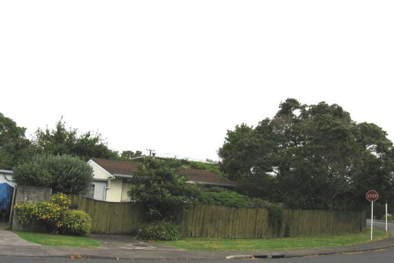 Photo of property in 1/1 Awaroa Road, Sunnyvale, Auckland, 0612