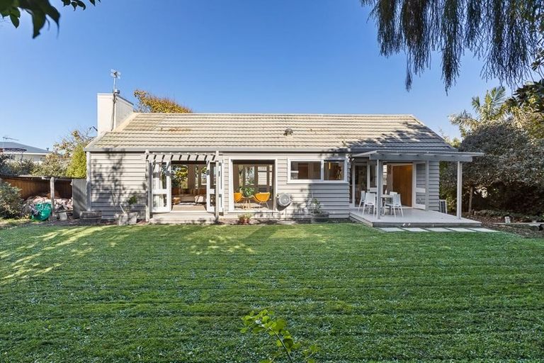 Photo of property in 17 Lydia Avenue, Northcote, Auckland, 0627