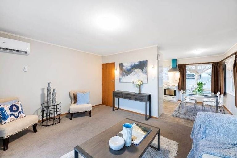 Photo of property in 2/90 Te Atatu Road, Te Atatu South, Auckland, 0610